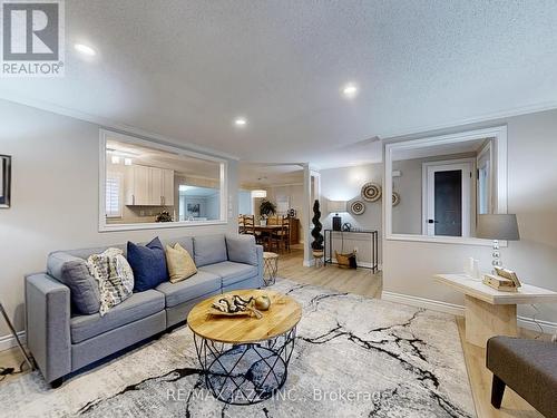 11 Canoe Court, Clarington (Newcastle), ON - Indoor Photo Showing Living Room