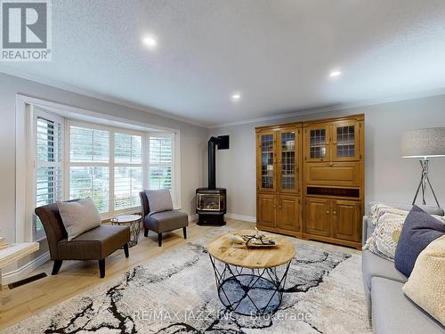 11 Canoe Court, Clarington (Newcastle), ON - Indoor Photo Showing Living Room