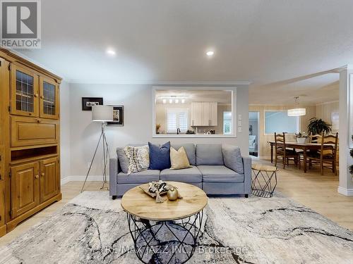 11 Canoe Court, Clarington (Newcastle), ON - Indoor Photo Showing Living Room