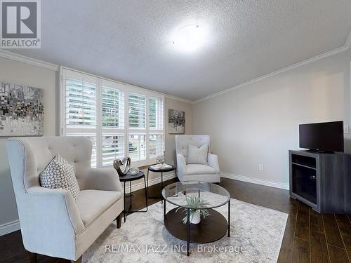 11 Canoe Court, Clarington (Newcastle), ON - Indoor Photo Showing Living Room