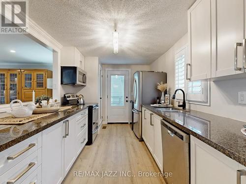 11 Canoe Court, Clarington (Newcastle), ON - Indoor Photo Showing Kitchen With Stainless Steel Kitchen With Double Sink With Upgraded Kitchen