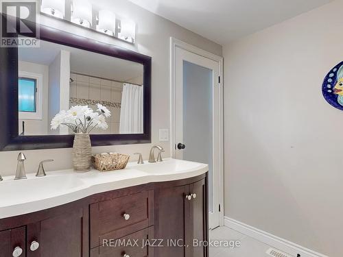 11 Canoe Court, Clarington (Newcastle), ON - Indoor Photo Showing Bathroom