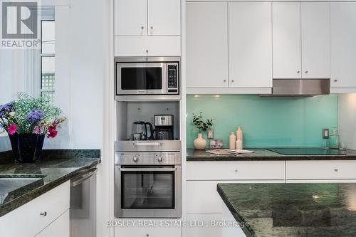 20 Thorncliffe Avenue, Toronto, ON - Indoor Photo Showing Kitchen