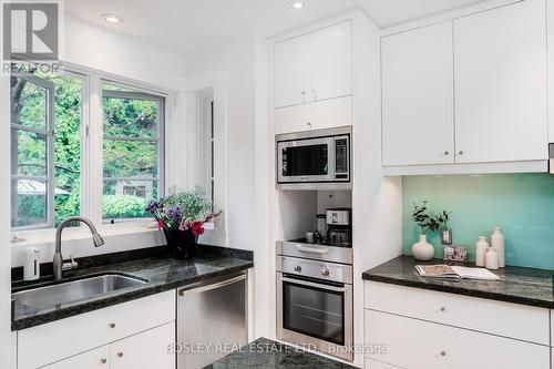 20 Thorncliffe Avenue, Toronto, ON - Indoor Photo Showing Kitchen