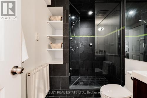 20 Thorncliffe Avenue, Toronto, ON - Indoor Photo Showing Bathroom