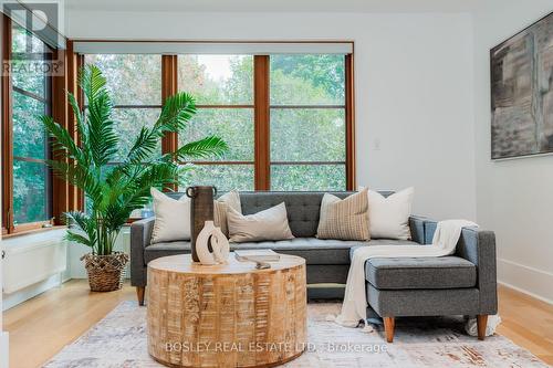 20 Thorncliffe Avenue, Toronto, ON - Indoor Photo Showing Living Room