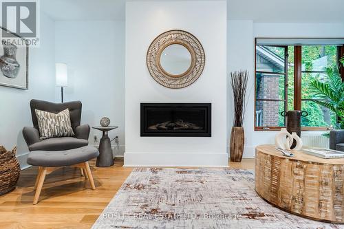 20 Thorncliffe Avenue, Toronto, ON - Indoor Photo Showing Living Room