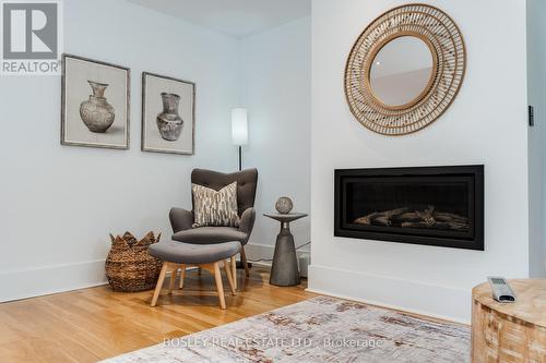 20 Thorncliffe Avenue, Toronto, ON - Indoor Photo Showing Living Room