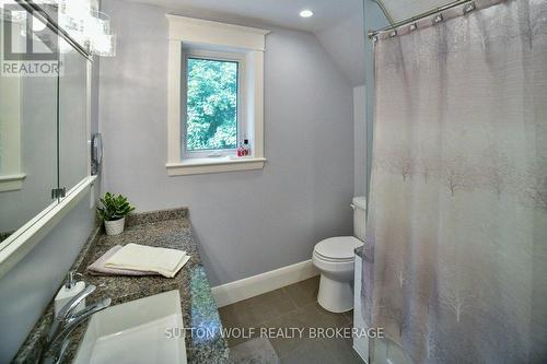 10 Erie Avenue, London, ON - Indoor Photo Showing Bathroom