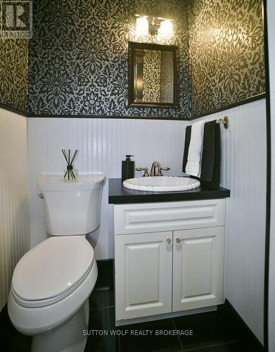 10 Erie Avenue, London, ON - Indoor Photo Showing Bathroom