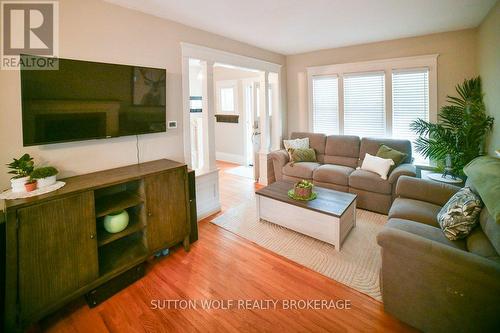 10 Erie Avenue, London, ON - Indoor Photo Showing Living Room