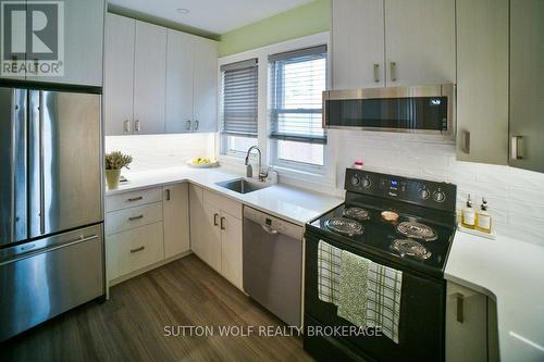 10 Erie Avenue, London, ON - Indoor Photo Showing Kitchen With Upgraded Kitchen