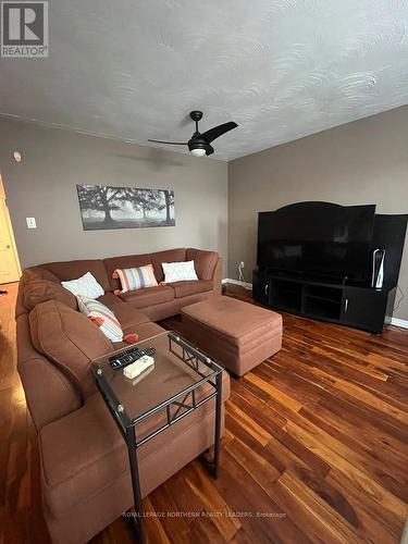 464 Hart Street, Timmins, ON - Indoor Photo Showing Living Room