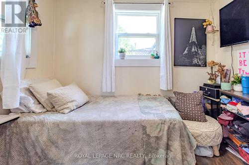 464 Gorham Road, Fort Erie, ON - Indoor Photo Showing Bedroom