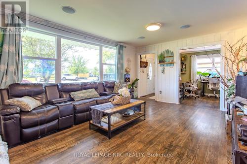 464 Gorham Road, Fort Erie, ON - Indoor Photo Showing Living Room