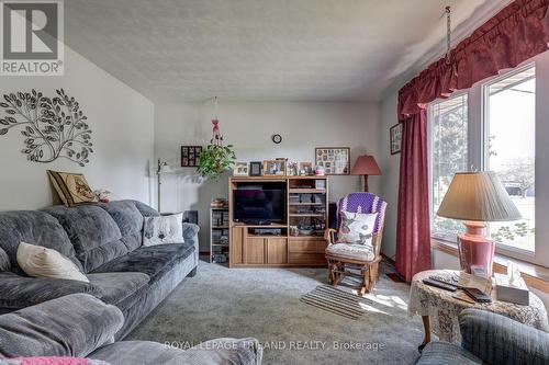 67 Lois Avenue, St. Thomas, ON - Indoor Photo Showing Living Room