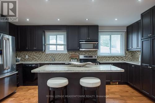 577 Hayward Crescent, Milton, ON - Indoor Photo Showing Kitchen With Upgraded Kitchen