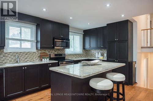 577 Hayward Crescent, Milton, ON - Indoor Photo Showing Kitchen With Upgraded Kitchen