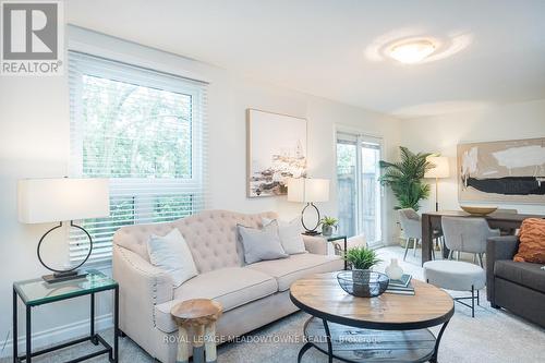 577 Hayward Crescent, Milton, ON - Indoor Photo Showing Living Room