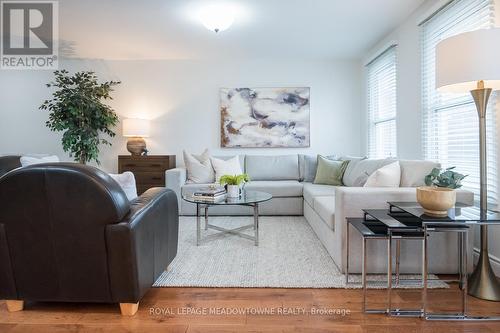 577 Hayward Crescent, Milton, ON - Indoor Photo Showing Living Room