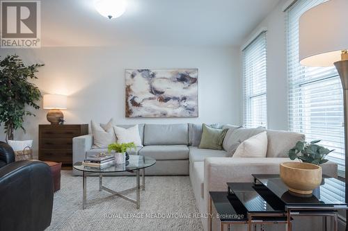 577 Hayward Crescent, Milton, ON - Indoor Photo Showing Living Room