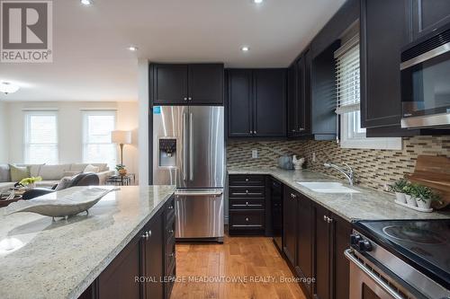 577 Hayward Crescent, Milton, ON - Indoor Photo Showing Kitchen With Upgraded Kitchen