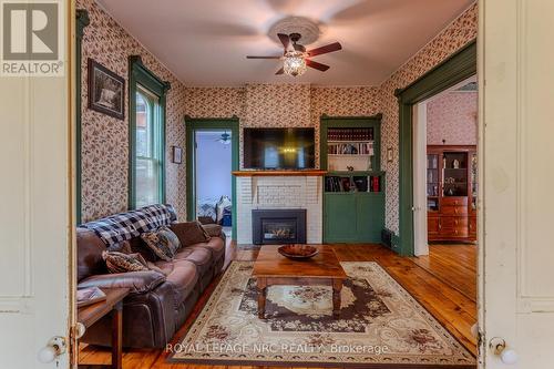 348 Ridge Road N, Fort Erie, ON - Indoor Photo Showing Living Room With Fireplace