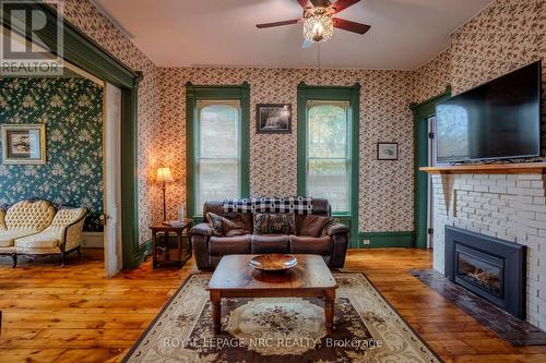 348 Ridge Road N, Fort Erie, ON - Indoor Photo Showing Living Room With Fireplace