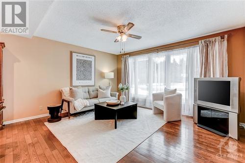 1979 Richardson Side Road, Ottawa, ON - Indoor Photo Showing Living Room