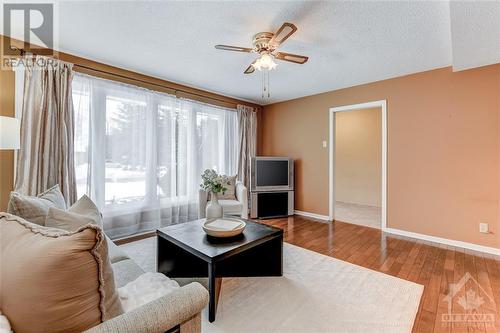 1979 Richardson Side Road, Ottawa, ON - Indoor Photo Showing Living Room