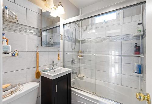 947 Burrows Avenue, Winnipeg, MB - Indoor Photo Showing Bathroom