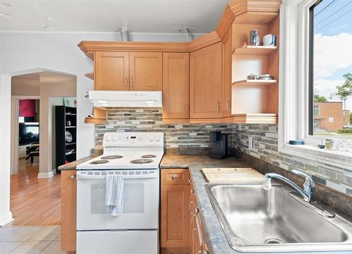 947 Burrows Avenue, Winnipeg, MB - Indoor Photo Showing Kitchen