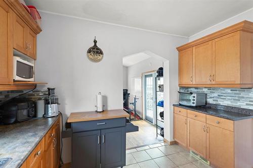 947 Burrows Avenue, Winnipeg, MB - Indoor Photo Showing Kitchen