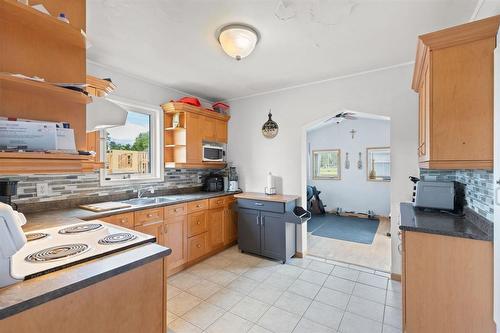 947 Burrows Avenue, Winnipeg, MB - Indoor Photo Showing Kitchen