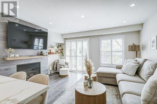 517 Winkworth Court, Newmarket, ON - Indoor Photo Showing Living Room With Fireplace