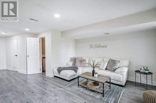 517 Winkworth Court, Newmarket, ON - Indoor Photo Showing Living Room