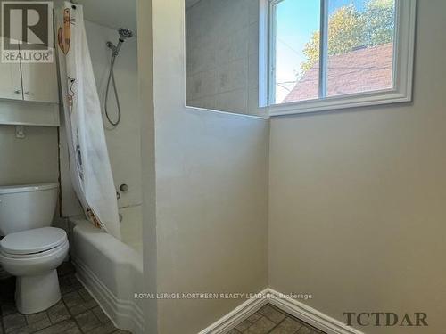 129 Front Street, Timmins, ON - Indoor Photo Showing Bathroom