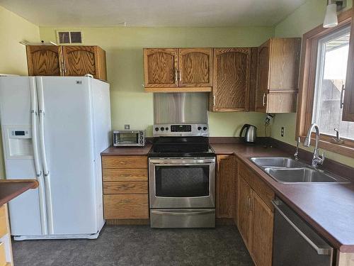 33 Godfrey Drive E, Marathon, ON - Indoor Photo Showing Kitchen With Double Sink