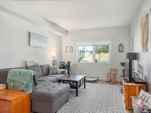 318-4830 Cedar Ridge Pl, Nanaimo, BC - Indoor Photo Showing Living Room