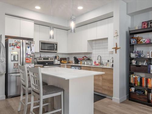 318-4830 Cedar Ridge Pl, Nanaimo, BC - Indoor Photo Showing Kitchen With Upgraded Kitchen