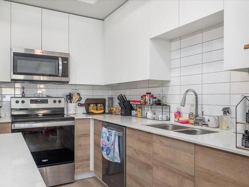 318-4830 Cedar Ridge Pl, Nanaimo, BC - Indoor Photo Showing Kitchen With Double Sink