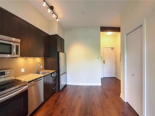 117-1395 Bear Mountain Pkwy, Langford, BC - Indoor Photo Showing Kitchen