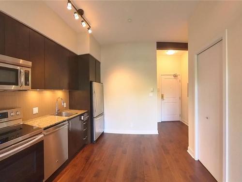 117-1395 Bear Mountain Pkwy, Langford, BC - Indoor Photo Showing Kitchen