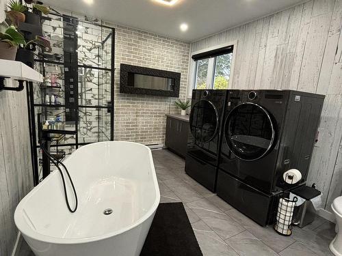 Bathroom - 384 Rue Des Peupliers, Rivière-Rouge, QC - Indoor Photo Showing Laundry Room