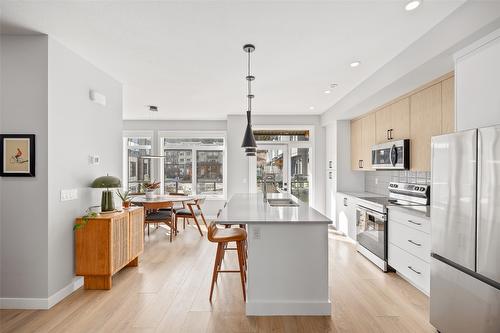 114-1435 Cara Glen Court, Kelowna, BC - Indoor Photo Showing Kitchen With Stainless Steel Kitchen With Upgraded Kitchen