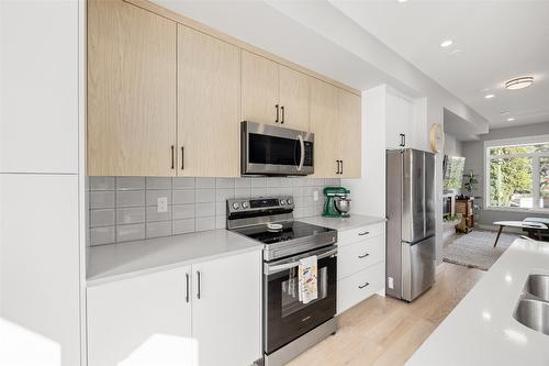 114-1435 Cara Glen Court, Kelowna, BC - Indoor Photo Showing Kitchen With Stainless Steel Kitchen With Double Sink With Upgraded Kitchen