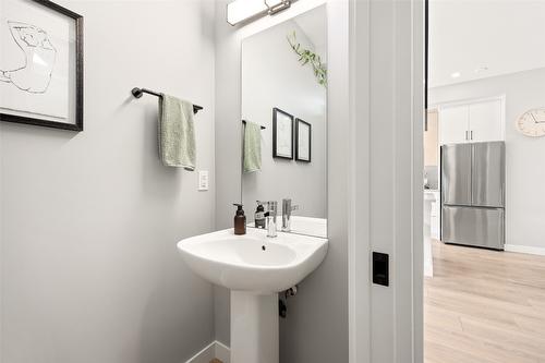 114-1435 Cara Glen Court, Kelowna, BC - Indoor Photo Showing Bathroom