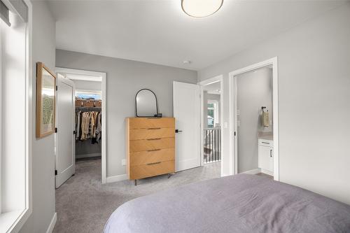 114-1435 Cara Glen Court, Kelowna, BC - Indoor Photo Showing Bedroom