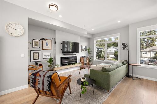 114-1435 Cara Glen Court, Kelowna, BC - Indoor Photo Showing Living Room With Fireplace