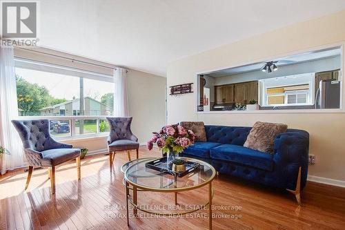 58 Fairglen Avenue, Brampton, ON - Indoor Photo Showing Living Room